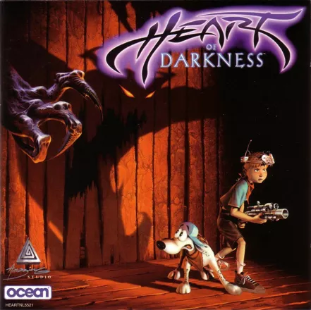 Jaquette de Heart of Darkness. On y voit le titre du jeu stylisé en haut à droite et les différents logos des boîtes concernées en bas à gauche, mais surtout, entre les deux, un gamin avec un genre de flingue futuriste et un drôle de casque sur la tête qui recule contre un mur de bois, regardant attentivement ce qui se passe devant lui, tandis qu'à ses pieds, son chien (portant une casquette à l'envers) se tourne pour regarder, inquiet, vers le mur en question, où une ombre menaçante avec des yeux et semblant être en train de se matérialiser (on voit une main qui, clairement, n'est pas juste une silhouette sur le mur) pour les attraper.